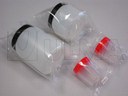 Pojemniki i butelki z tworzywa sztucznego pakowane na poziomej maszynie pakującej (HFFS).