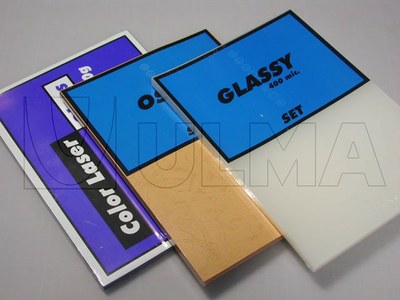 Materiały biurowe pakowane w folię termokurczliwą.