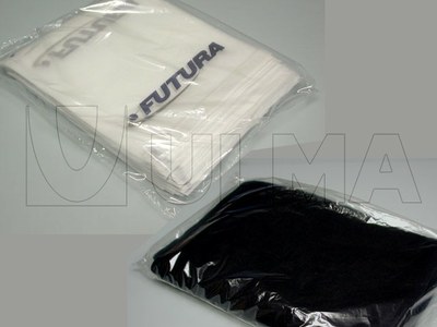 Obrus, koc i zagłówek pakowany w folię miękką.