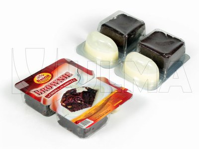 Ciastka czekoladowe z orzechami i krem pakowane w folię twardą w atmosferze modyfikowanej (MAP) na maszynie termoformującej.