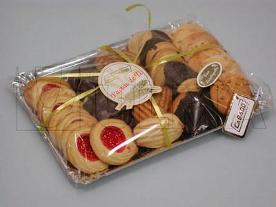 Ciastka pakowane na tacce na poziomej maszynie pakującej (HFFS).