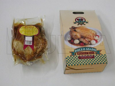 Pieczony kurczak pakowany próżniowo w folię miękką na maszynie termoformującej.