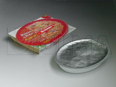 Pakowanie paella w wysterilizowan&#261; foli&#281; tward&#261; w lekkiej pro&#380;ni.