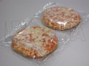 Mrożona pizza pakowana na poziomej maszynie pakującej (HFFS).
