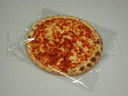 Mrożona pizza pakowana na poziomej maszynie pakującej (HFFS).