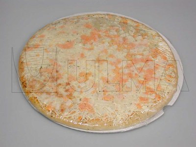 Mrożona pizza pakowana w folię termokurczliwą.