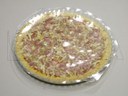 Świeża pizza pakowana w folię twardą w atmosferze modyfikowanej (MAP) na maszynie termoformującej.