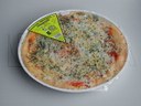 Uprzednio upieczona pizza pakowana na twardej tacce w atmosferze modyfikowanej (MAP) na traysealerze.