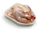Cały kurczak pakowany na poziomej maszynie pakującej (HFFS).