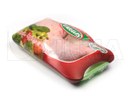Porcje kurczaka pakowane w termokurczliwą folię streczową (SES) na poziomej maszynie pakującej.