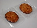 Warzywny hamburger pakowany próżniowo w folię miękką na maszynie termoformującej.