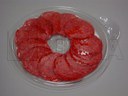 Plastry salami pakowane w folię twardą w atmosferze modyfikowanej (MAP) na maszynie termoformującej.