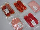 Przetwory mięsne w plastrach pakowane próżniowo na maszynie termoformującej.