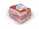 Przetworzone mięso pakowane na poziomej maszynie pakującej.