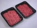 Mięso mielone pakowane na tacce w atmosferze modyfikowanej (MAP) na traysealerze.