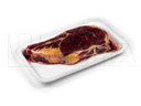 Świeże mięso pakowane na piankowej tacce w systemie SKIN na traysealerze.