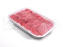 Świeże mięso pakowane na tacce z materiału rozszerzalnego w atmosferze modyfikowanej (MAP) na traysealerze.