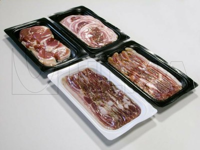 Marynowane mięso pakowane w folię twardą w opakowanie typu skin pack, na maszynie termoformującej.