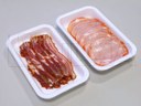 Mięso pakowane w opakowanie typu skin pack na traysealerze.