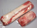 Porcje mięsa pakowane próżniowo w folię miękką na maszynie termoformującej.