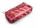 Świeże mięso pakowane próżniowo w folię miękką na maszynie termoformującej.