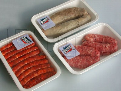 Przetworzone mięso pakowane na tacce w atmosferze modyfikowanej (MAP) na traysealerze.
