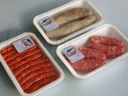 Przetworzone mięso pakowane na tacce w atmosferze modyfikowanej (MAP) na traysealerze.