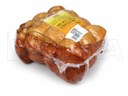 Przetworzone mięso pakowane na poziomej maszynie pakującej.