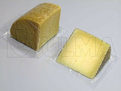 Kliny sera pakowane w folię miękką, w opakowanie próżniowe na maszynie termoformującej.
