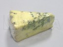 Kliny sera pleśniowego pakowane na poziomej maszynie pakującej (HFFS).