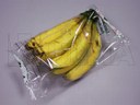 Kiść bananów pakowana na poziomej maszynie pakującej (HFFS).