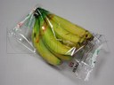 Kiść bananów pakowana na poziomej maszynie pakującej (HFFS).