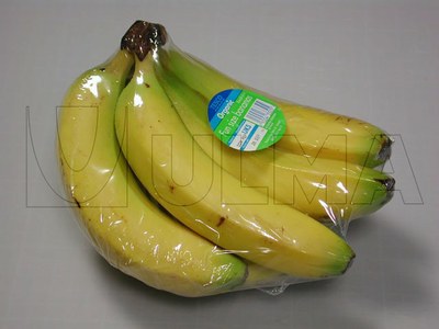 Kiść bananów pakowanych w folię termokurczliwą na poziomej maszynie pakującej (HFFS).