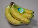 Kiść bananów pakowanych w folię termokurczliwą na poziomej maszynie pakującej (HFFS).