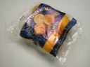 Pomarańcze i cytryny pakowane na poziomej maszynie pakującej (HFFS).