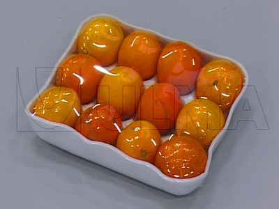 Tacka z pomarańczami pakowana w folię termokurczliwą na maszynie flow pack (HFFS).