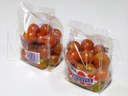 Pomidory malinowe w opakowaniu z płaskim i stabilnym dnem z 4 stronnym zgrzewem, pakowane na pionowej maszynie pakującej (VFFS).