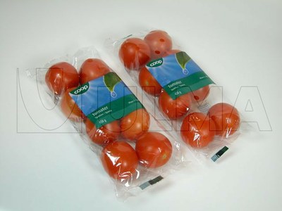 Pomidory na tacce, bądź bez pakowane na poziomej maszynie pakującej (HFFS).