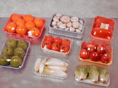 Owoce i warzywa pakowane na tacce w folię streczową.