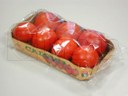 Pomidory na tacce pakowane na poziomej maszynie pakującej (HFFS).