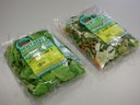 Gotowe warzywa pakowane w opakowanie poduszkowe na pionowej maszynie pakującej (VFFS).
