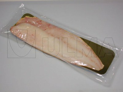 Wędzona polędwica i filety rybne pakowane próżniowo w folię miękką na maszynie termoformującej.